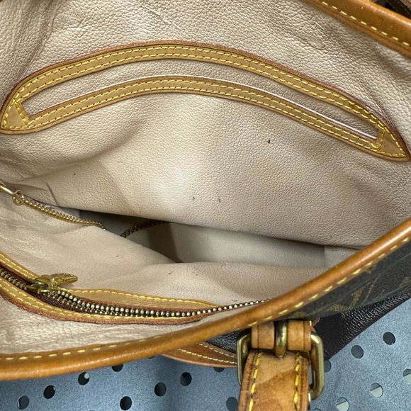 Louis Vuitton Pochette Bucket - Picture 3 of 12